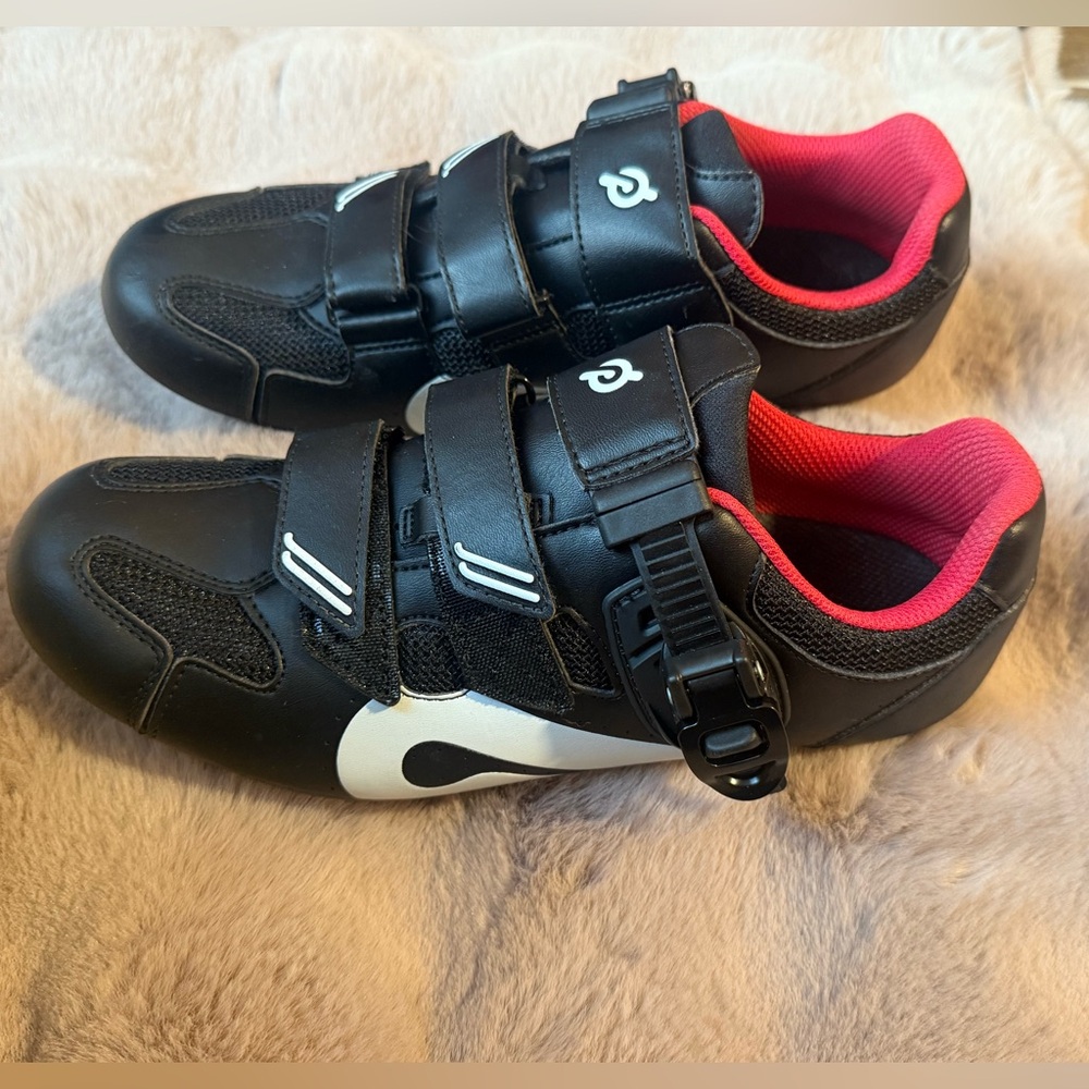 Peloton cycling shoes, size 39, great condition with box